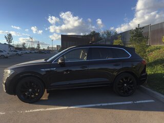 2018 Volkswagen Touareg III, чёрный, 4750000 рублей, вид 4