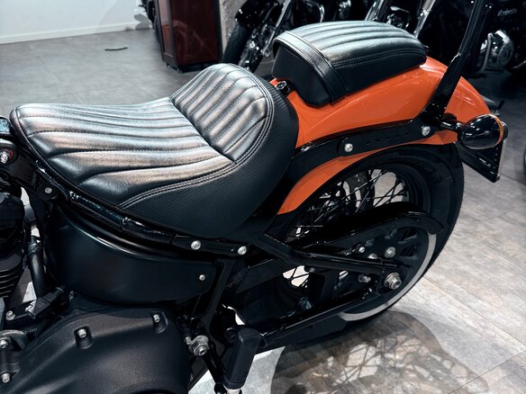 2021 Harley-Davidson Street Bob, оранжевый, 1699000 рублей - вид 16