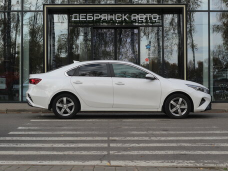 2021 Kia Cerato IV Рестайлинг, белый, 2395000 рублей, вид 4