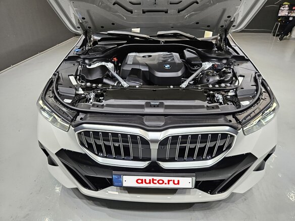 2026 BMW 5 серии 530i xDrive VIII (G60/G61/G68), белый - вид 14