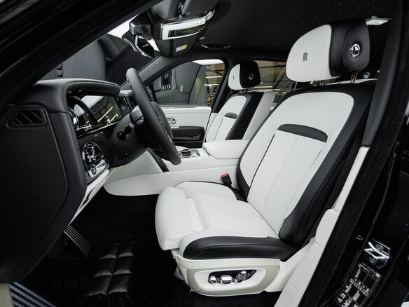 2026 Rolls-Royce Cullinan Black Badge I Рестайлинг (Series II), чёрный, 73670000 рублей - вид 13