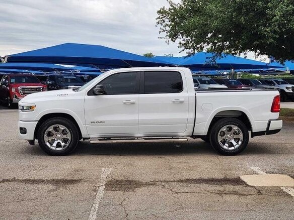 2025 Ram 1500 Quad Cab eTorque V Рестайлинг, белый, 5525000 рублей - вид 3