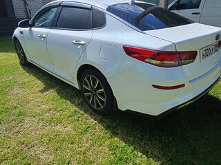 2019 Kia Optima IV Рестайлинг, белый, 1000000 рублей, вид 4