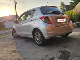 2011 Toyota Vitz III (XP130), серебристый, 850000 рублей, вид 3