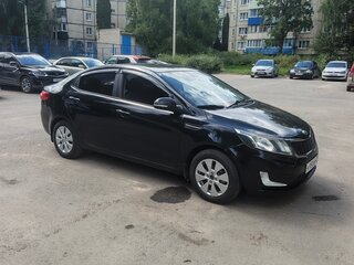 2013 Kia Rio 5-speed III, чёрный, 460000 рублей, вид 3