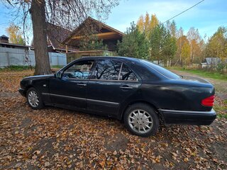 1997 Mercedes-Benz E-Класс 200 II (W210, S210), чёрный, 280000 рублей, вид 5