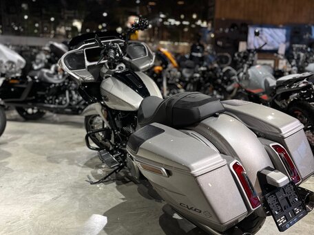 2023 Harley-Davidson CVO Road Glide, серый, 4900000 рублей, вид 3
