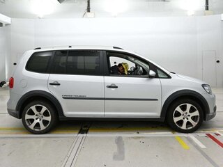 2013 Volkswagen Touran I Рестайлинг 2, серебристый, 690000 рублей, вид 2