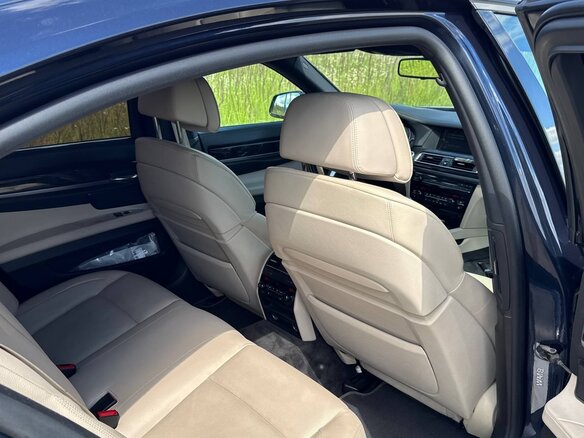 2010 BMW 7 серии 740d xDrive V (F01/F02/F04), синий, 1800000 рублей - вид 10