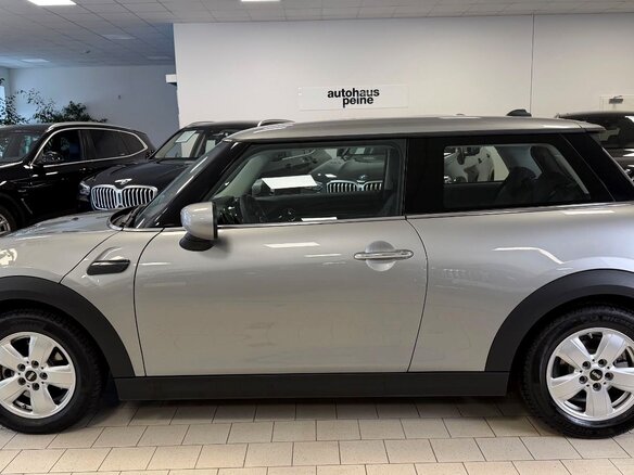 2022 Mini Hatch Cooper D III (F55/F56) Рестайлинг 2, серебристый, 2690000 рублей - вид 3