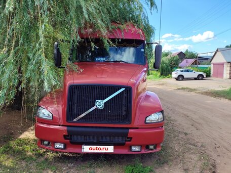 2002 Volvo VNL, красный, 3300000 рублей, вид 2
