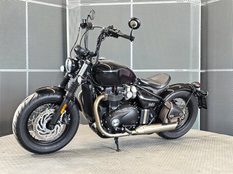 2024 Triumph Bonneville Bobber, фиолетовый, 1627000 рублей, вид 4