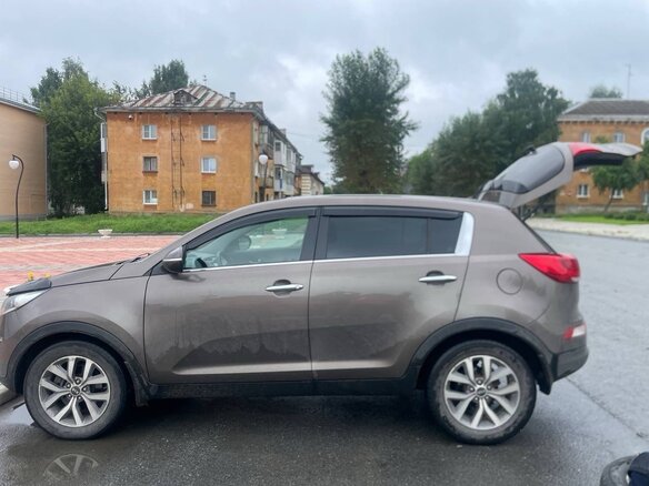 2015 Kia Sportage III Рестайлинг, коричневый, 1600000 рублей - вид 3