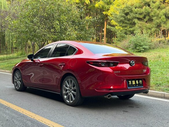 2022 Mazda 3 Axela IV (BP), красный, 1285000 рублей - вид 2