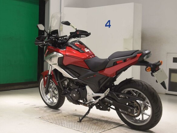 2016 Honda NC 750X, красный - вид 5