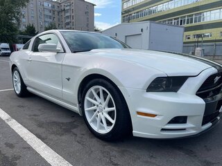 2012 Ford Mustang V Рестайлинг, белый, 2300000 рублей, вид 3