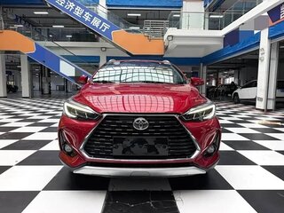 2023 Toyota Yaris L X XP150 Рестайлинг, красный, 1300000 рублей, вид 2