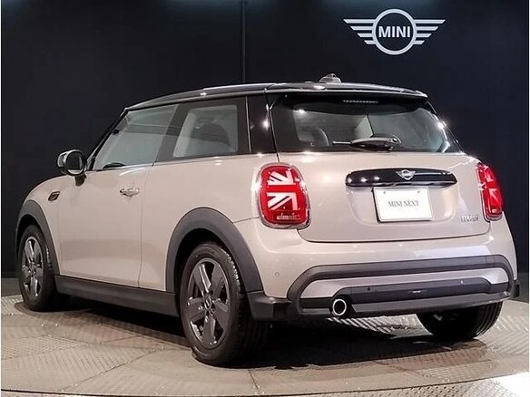 2023 Mini Hatch Cooper III (F55/F56) Рестайлинг 2, бежевый - вид 5