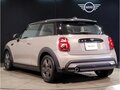 2023 Mini Hatch Cooper III (F55/F56) Рестайлинг 2, бежевый - вид 5