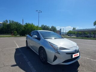 2016 Toyota Prius IV (XW50), серебристый, 1380000 рублей, вид 1