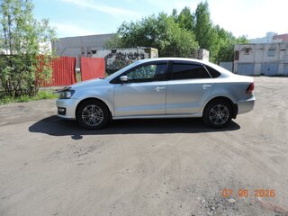 2019 Volkswagen Polo V Рестайлинг, серебристый, 700000 рублей, вид 2