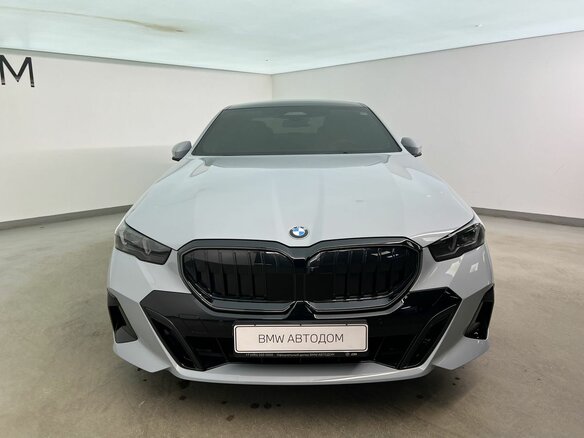 2025 BMW 5 серии 530i xDrive VIII (G60/G61/G68), серый - вид 4
