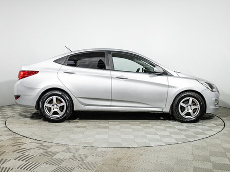 2016 Hyundai Solaris I Рестайлинг, серебристый, 899700 рублей, вид 4