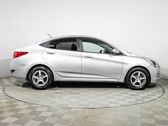 2016 Hyundai Solaris I Рестайлинг, серебристый, 899700 рублей - вид 3