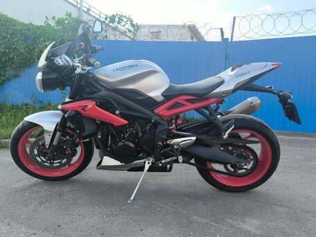 2015 Triumph Street Triple, серебристый, 620000 рублей, вид 3