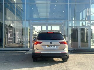 2021 Volkswagen Tiguan II Рестайлинг, коричневый, 2560000 рублей, вид 5