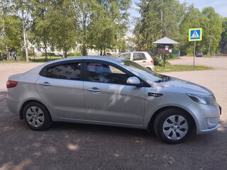 2013 Kia Rio 5-speed III, серебристый, 650000 рублей, вид 2
