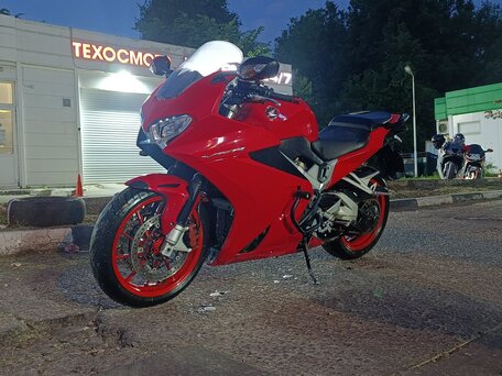 2015 Honda VFR 800, красный, 699000 рублей, вид 2