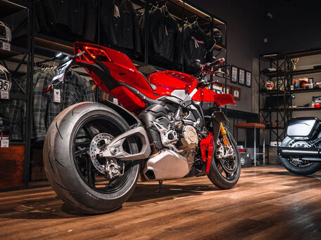 2026 Ducati Streetfighter V4, красный, 3350000 рублей, вид 2