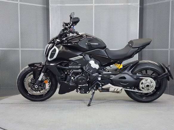 2024 Ducati Diavel V4, чёрный, 2549000 рублей - вид 4