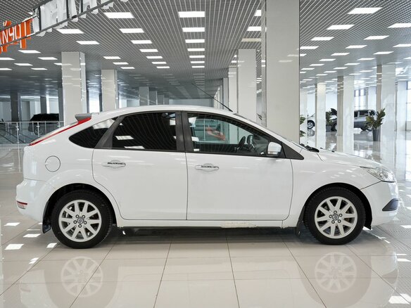 2011 Ford Focus II Рестайлинг, белый, 572000 рублей - вид 4