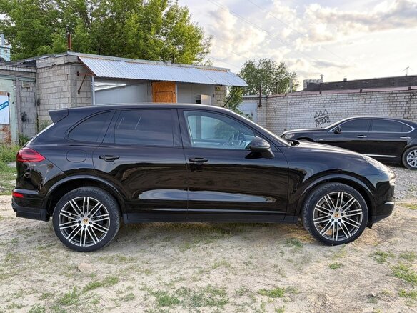 2017 Porsche Cayenne Diesel II Рестайлинг (958), чёрный, 5345000 рублей - вид 4