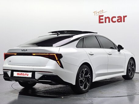 2023 Kia K5 LPi III Рестайлинг, белый, 2400000 рублей, вид 3