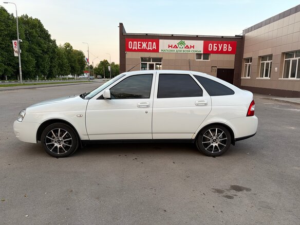2015 Lada (ВАЗ) Priora I Рестайлинг, белый, 630000 рублей - вид 2