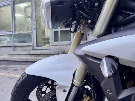 2013 Triumph Street Triple, белый, 550000 рублей, вид 5