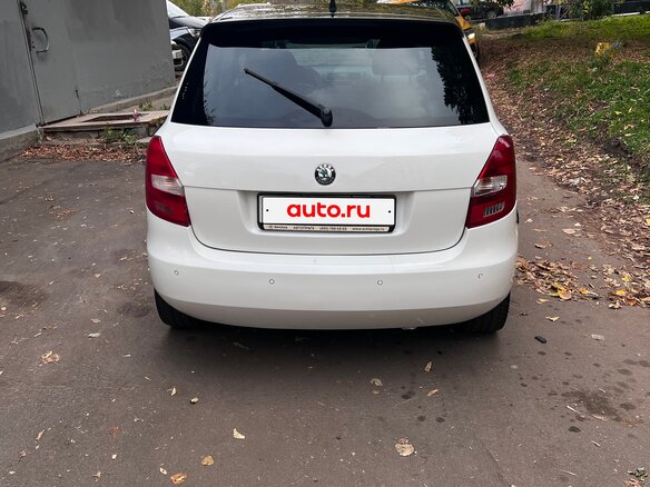 2012 Skoda Fabia II Рестайлинг, белый, 750000 рублей - вид 4