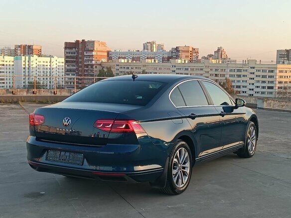 2021 Volkswagen Passat B8 Рестайлинг, синий, 2399000 рублей - вид 4
