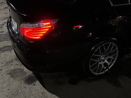 2009 BMW 5 серии 530xi V (E60/E61) Рестайлинг, чёрный, 935000 рублей, вид 3