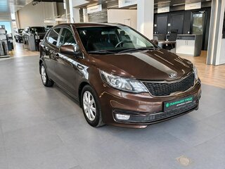 2016 Kia Rio III Рестайлинг, коричневый, 900000 рублей, вид 1