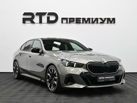 2024 BMW 5 серии 520d xDrive VIII (G60/G61/G68), серый, 7990000 рублей, вид 3