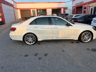 2013 Mercedes-Benz E-Класс AMG 63 AMG IV (W212, S212) Рестайлинг, белый, 4700000 рублей, вид 1