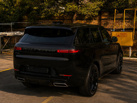 2026 Land Rover Range Rover Sport P400 MHEV III, чёрный, 18700000 рублей, вид 5