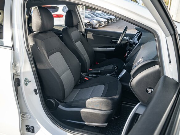 2017 Kia Ceed II Рестайлинг, белый, 1445000 рублей - вид 7