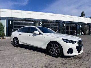 2023 BMW 5 серии 520i VIII (G60/G61/G68), белый, 7000000 рублей, вид 4