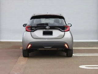 2022 Toyota Yaris IV, серебристый, 1099000 рублей, вид 3