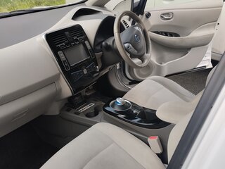 2013 Nissan Leaf (EM57) I (ZE0/AZE0), белый, 1050000 рублей, вид 2